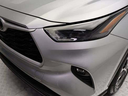 Used 2023 Toyota Highlander XLE FWD image 3