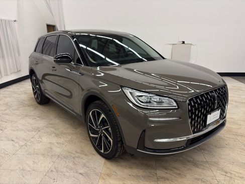 Used 2025 Lincoln Corsair Reserve w/ Rear Removable Package Tray image 1