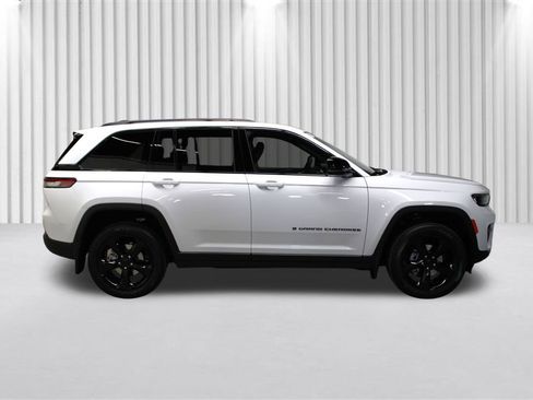 New 2025 Jeep Grand Cherokee Altitude image 2