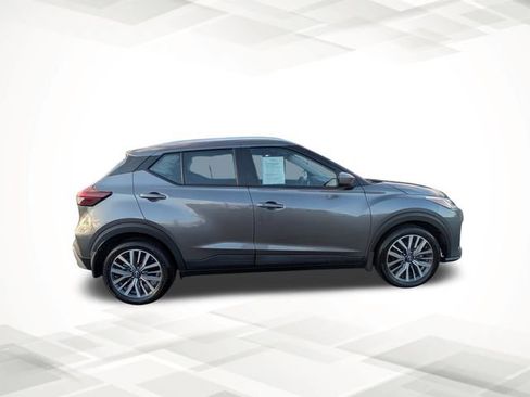 Used 2023 Nissan Kicks SV image 3