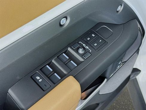 New 2026 Land Rover Defender 110 X-Dynamic SE image 20