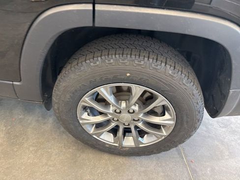 Used 2019 Jeep Cherokee Latitude Plus w/ Comfort/Convenience Group AWD/4WD image 25