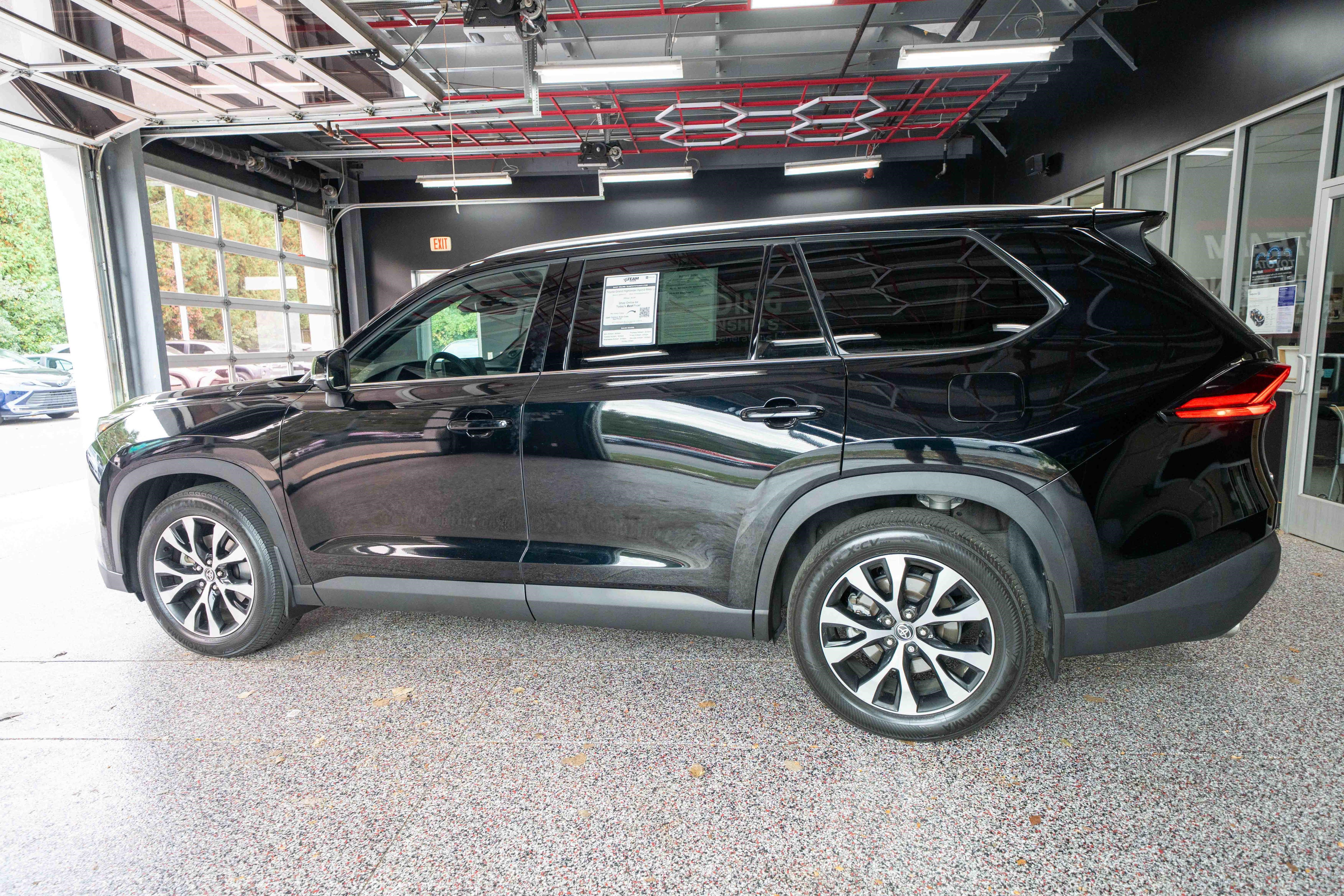 Used 2024 Toyota Grand Highlander AWD Hybrid image 2