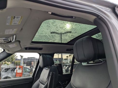 Used 2023 Land Rover Range Rover Autobiography image 16