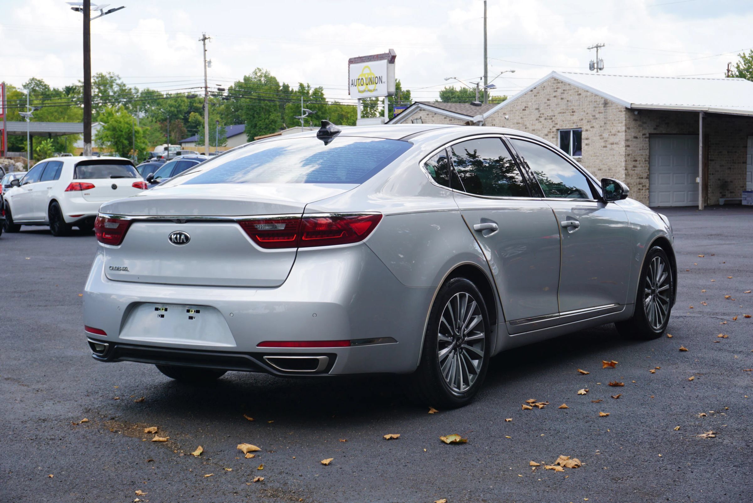 Used 2017 Kia Cadenza Premium w/ Luxury Package FWD image 5