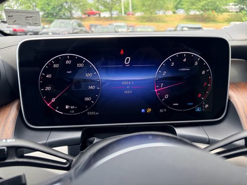 Used 2025 Mercedes-Benz GLC 300 4MATIC image 9