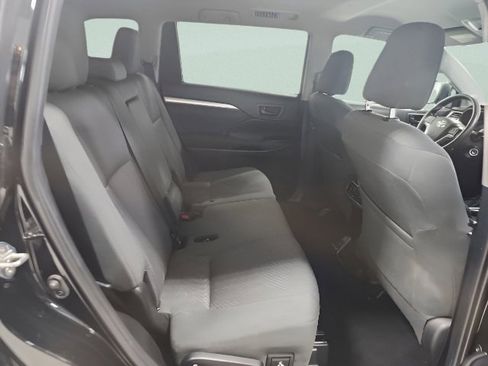 Used 2019 Toyota Highlander LE AWD/4WD image 16