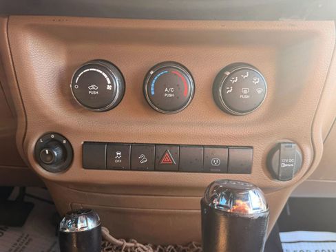 Used 2016 Jeep Wrangler Unlimited Sahara w/ Connectivity Group image 27