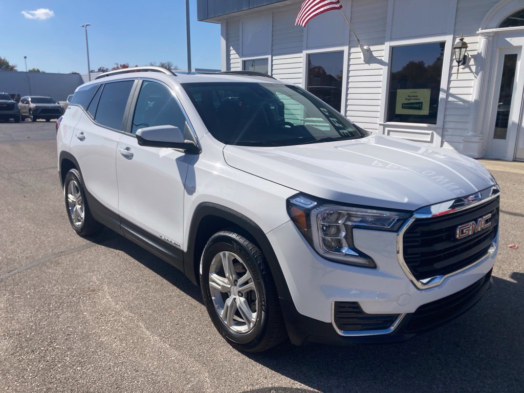 Certified 2024 GMC Terrain SLE w/ Driver Convenience Package FWD image 3