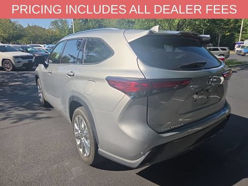 Used 2021 Toyota Highlander Limited FWD image 11