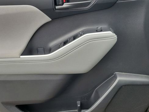 Used 2023 Toyota Highlander LE image 16