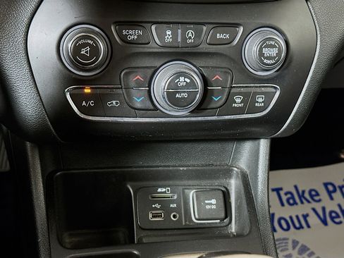 Used 2015 Jeep Cherokee Limited w/ Luxury Group FWD image 16
