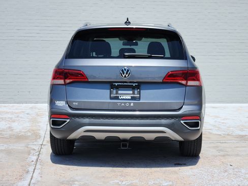 Used 2022 Volkswagen Taos SE w/ Panoramic Sunroof Package FWD image 8
