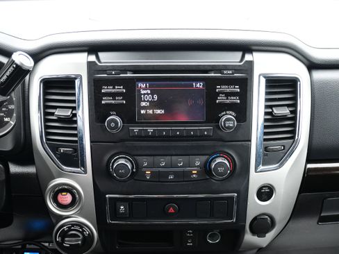 Used 2018 Nissan Titan SV image 18