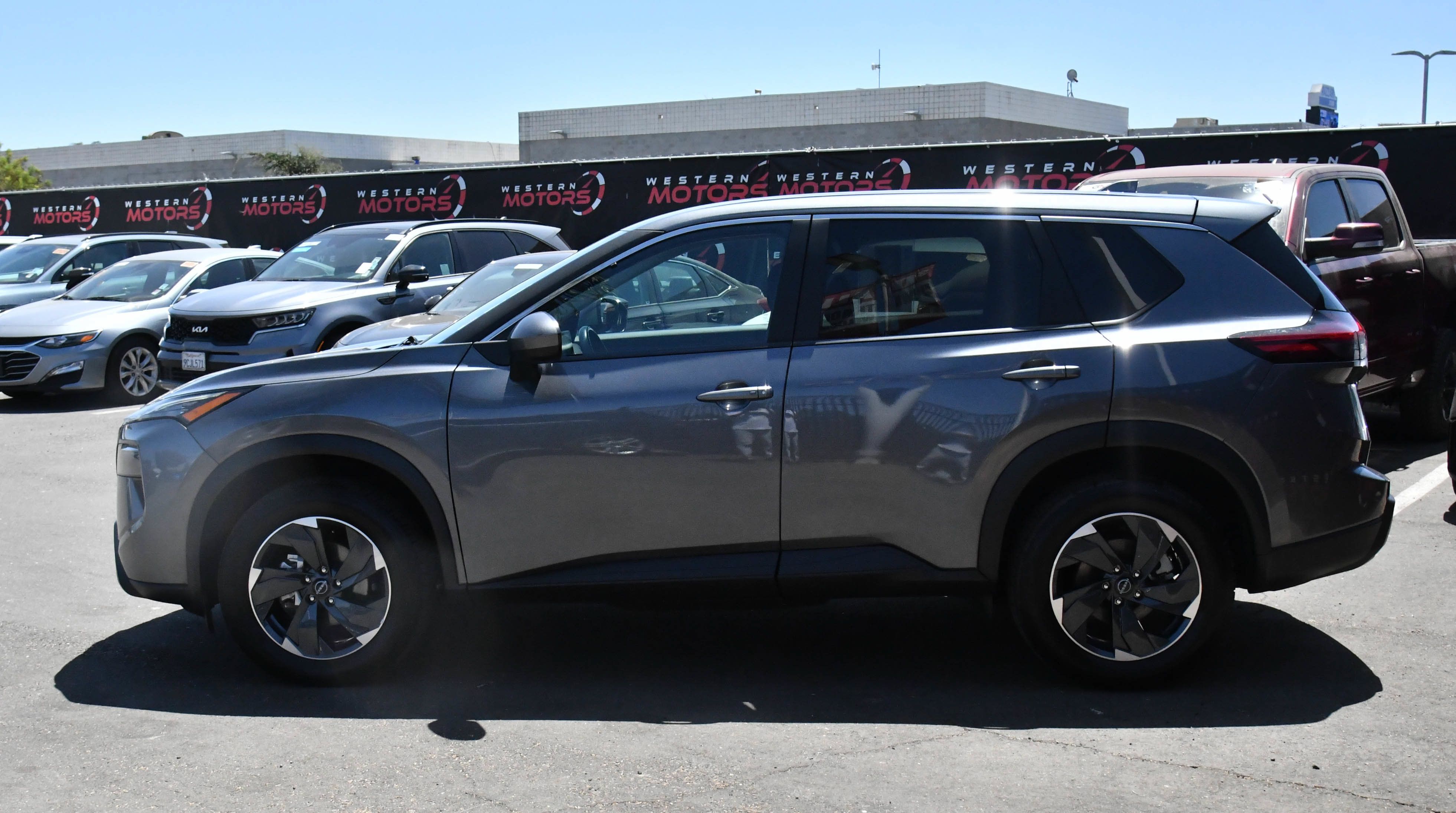 Used 2025 Nissan Rogue SV AWD/4WD image 4