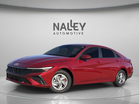 Used 2025 Hyundai Elantra SE image 1