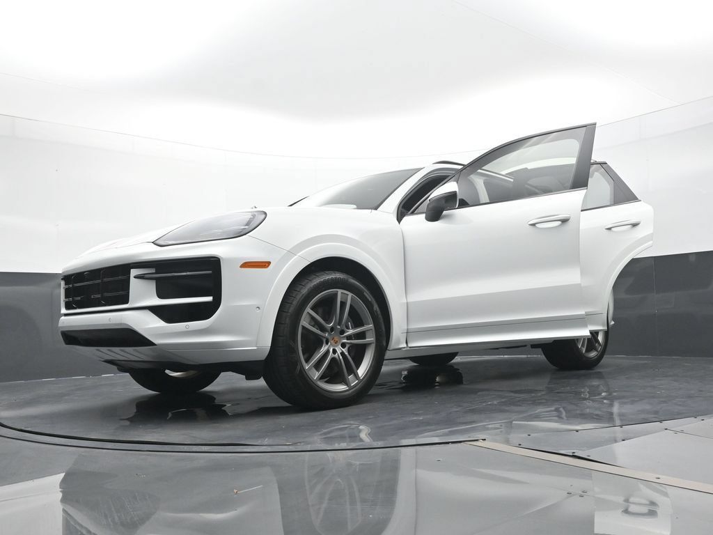Certified 2025 Porsche Cayenne AWD/4WD image 28