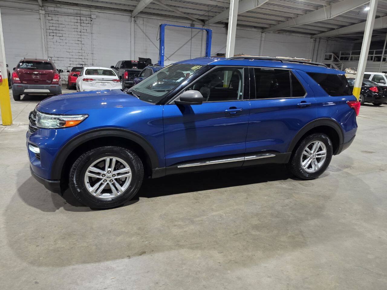 Used 2020 Ford Explorer XLT w/ Equipment Group 202A AWD/4WD image 3
