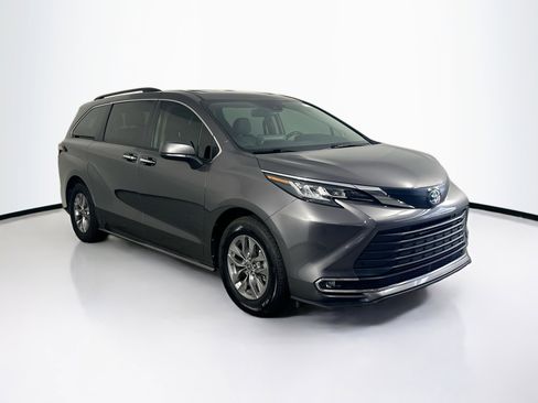 Used 2022 Toyota Sienna XLE w/ XLE Plus Package FWD image 3