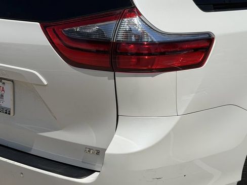 Used 2020 Toyota Sienna XLE w/ XLE Navigation Package FWD image 7
