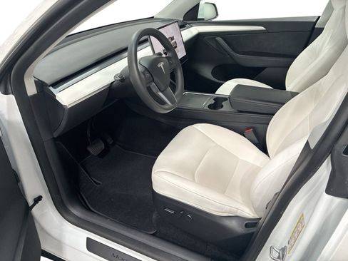 Certified 2023 Tesla Model Y Long Range AWD/4WD image 9