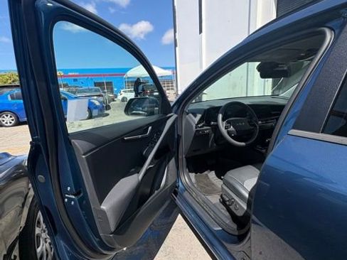 Certified 2024 Kia Niro EX FWD image 8