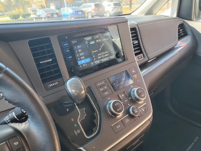 Used 2015 Toyota Sienna SE FWD image 24