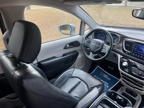 Used 2017 Chrysler Pacifica Touring-L image 14