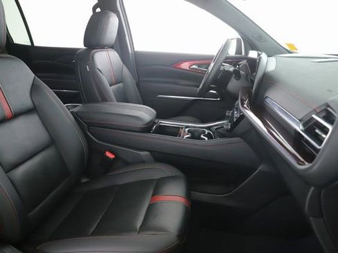 Used 2025 Chevrolet Traverse RS image 35