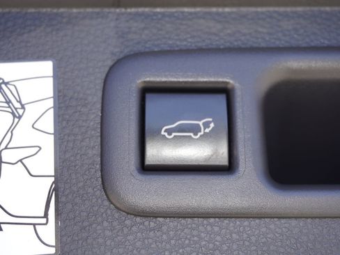 Certified 2024 Toyota Highlander XLE FWD image 9