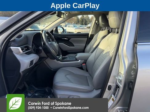 Used 2021 Toyota Highlander XLE image 2