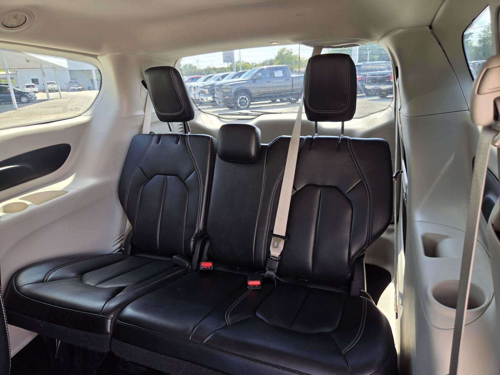 Used 2023 Chrysler Pacifica Touring-L FWD image 32