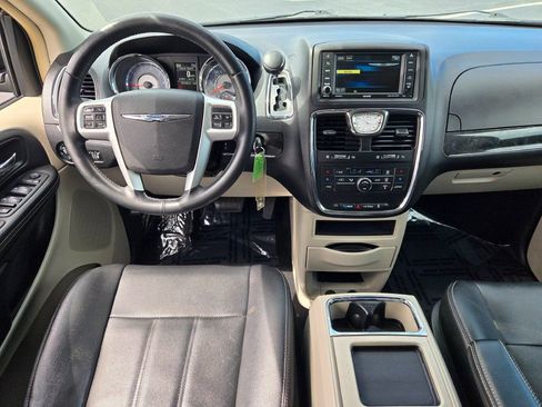 Used 2014 Chrysler Town & Country Touring FWD image 17