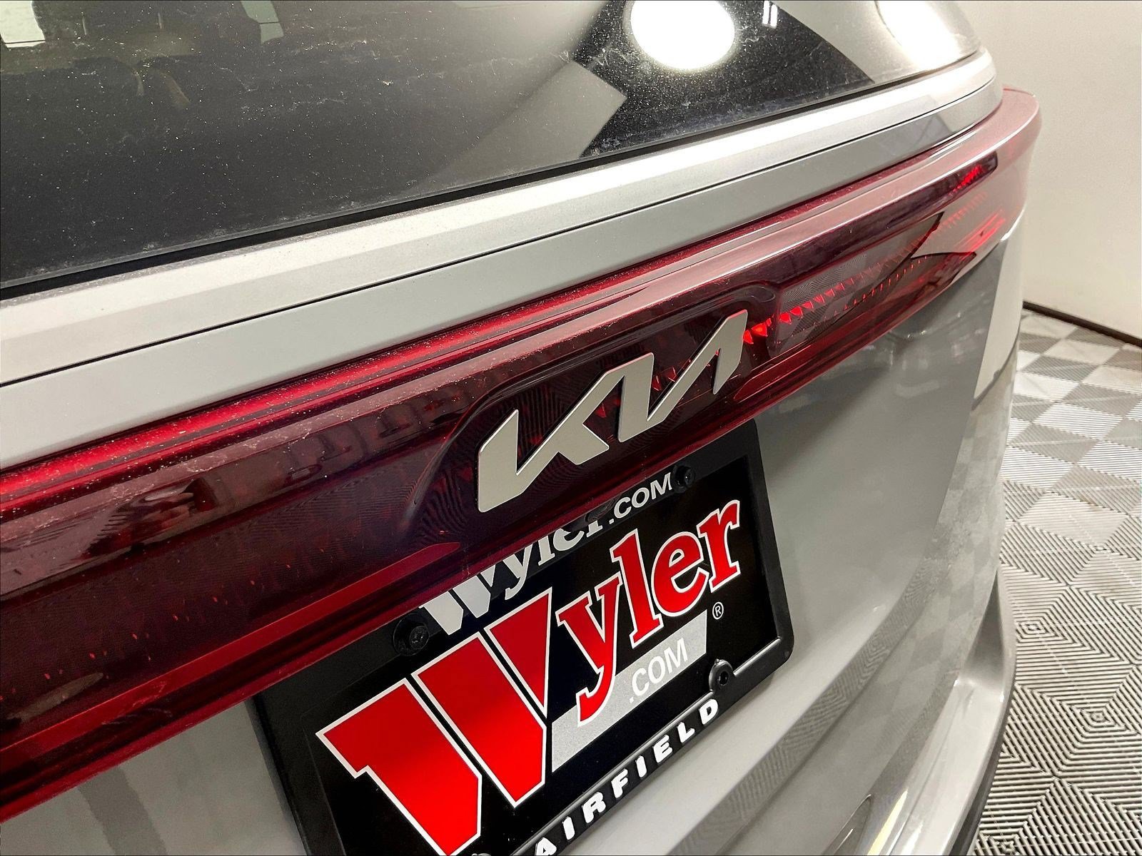 Used 2024 Kia Carnival EX FWD image 24