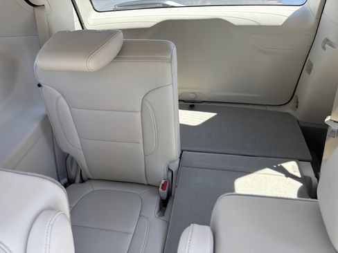 Used 2023 GMC Acadia Denali w/ Denali Ultimate Package AWD/4WD image 2
