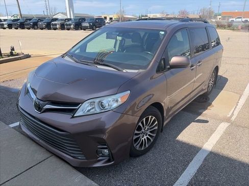 Used 2019 Toyota Sienna XLE w/ XLE Navigation Package FWD image 4