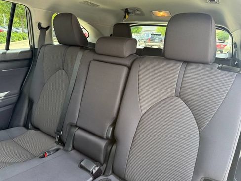 Used 2025 Toyota Highlander LE FWD image 26