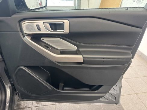 Used 2023 Ford Explorer Limited w/ Limited Technology Package image 16