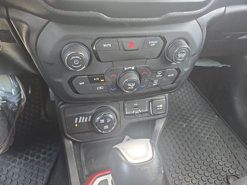 Used 2018 Jeep Renegade Trailhawk w/ UConnect 8.4 Nav Group AWD/4WD image 10
