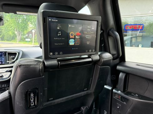 Used 2019 Chrysler Pacifica Touring-L Plus FWD image 21