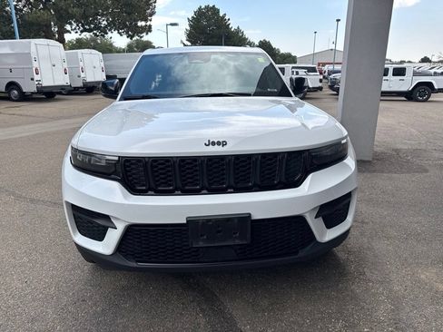 Used 2023 Jeep Grand Cherokee Altitude AWD/4WD image 4