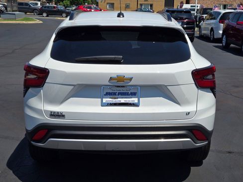 Certified 2025 Chevrolet Trax LT FWD image 11