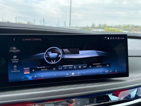 Used 2023 BMW 760i xDrive AWD/4WD image 30