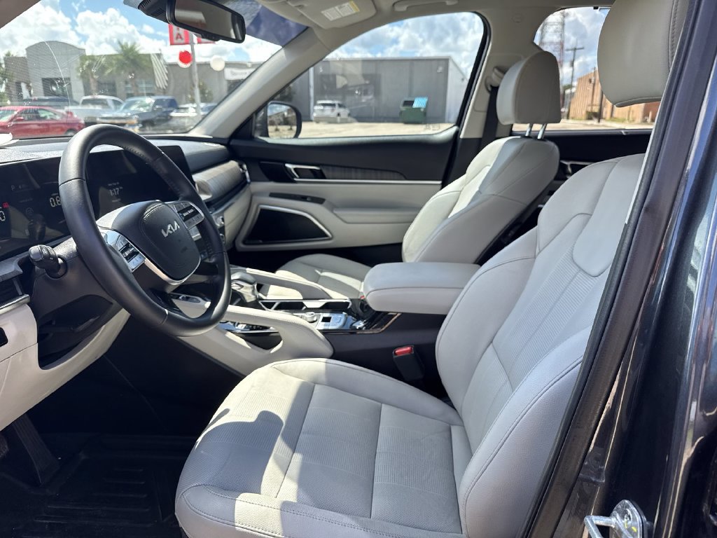 Used 2023 Kia Telluride EX w/ EX Captain's Chair Package FWD image 13