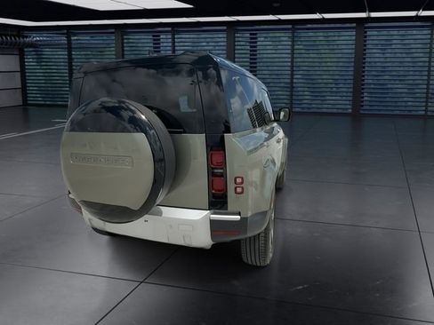 Used 2025 Land Rover Defender 90 S image 8