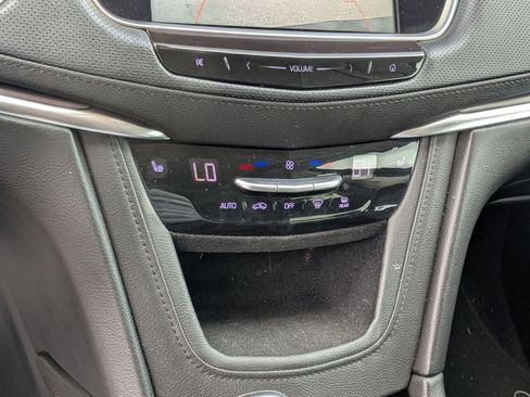 Used 2018 Cadillac XT5 Luxury w/ Driver Awareness Package FWD image 17