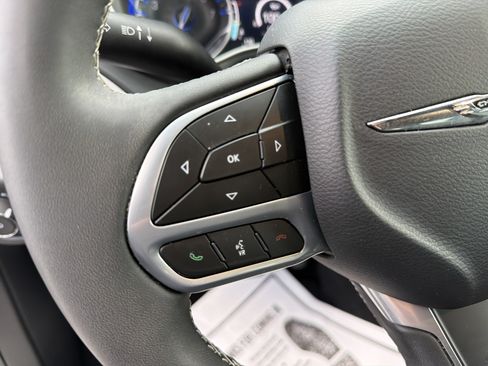Used 2025 Chrysler Pacifica Select FWD image 18