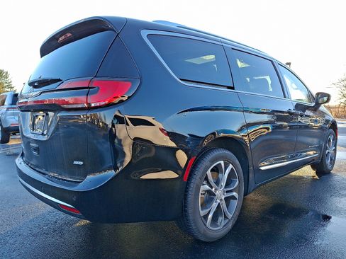 New 2026 Chrysler Pacifica Pinnacle image 4