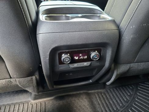 Used 2025 Chevrolet Traverse LT FWD image 25