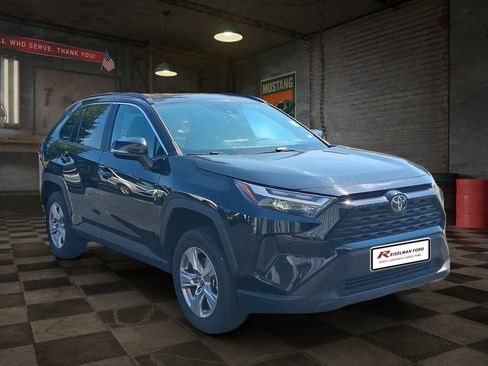 Used 2025 Toyota RAV4 XLE AWD/4WD image 2